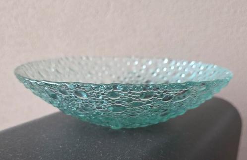 Decoratieve schaal van gebobbeld glas, Huis en Inrichting, Woonaccessoires | Schalen en Manden, Zo goed als nieuw, Rond, Glas