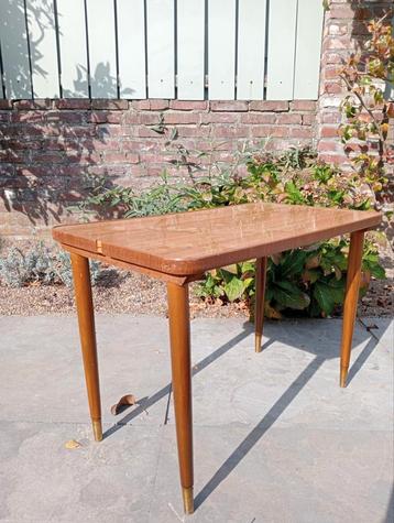 Mid century, moderne bijzettafeltje/tafel met schuine poten. beschikbaar voor biedingen