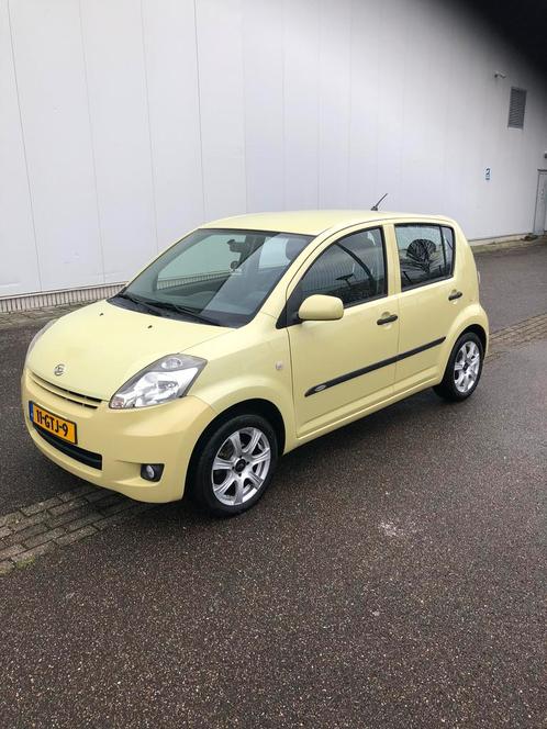 Daihatsu Sirion 1.0 2008 Geel, Auto's, Daihatsu, Bedrijf, Sirion, Airbags, Airconditioning, Alarm, Elektrische ramen, Metallic lak