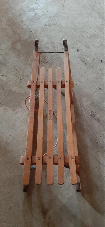 Houten Slee beschikbaar voor biedingen