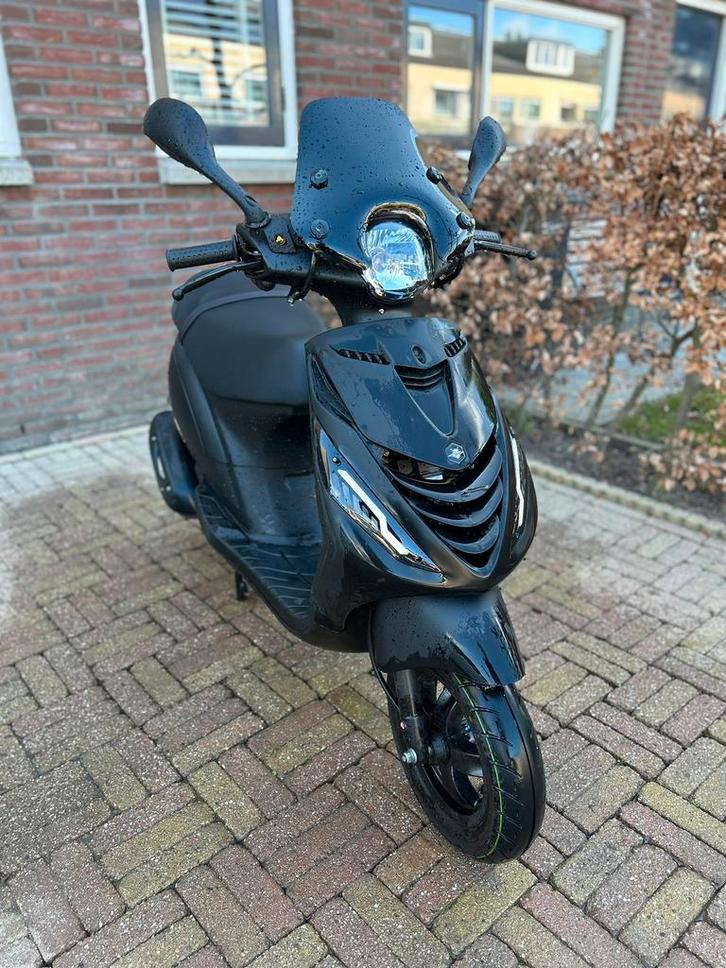 Piaggio Zip Iget E5 - 2024 - NIEUWSTAAT, Fietsen en Brommers, Scooters | Piaggio, Zo goed als nieuw, Zip, Maximaal 45 km/u, Benzine