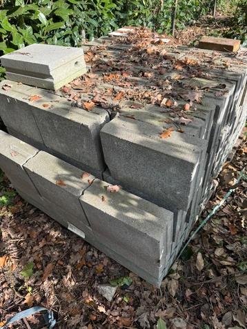 43 stuks Betonsteen  Fundering steen + 40 metselsteen beschikbaar voor biedingen