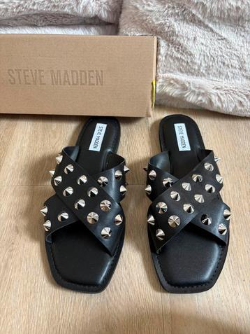  Nieuwe Steve Madden slippers maat 41 – zwart met studs beschikbaar voor biedingen