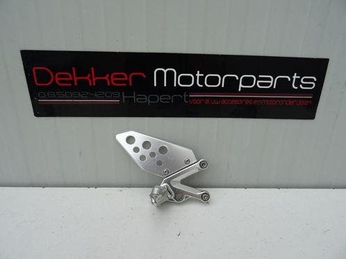Rechter Voetsteun / Schetsplaat Aprilia RSV1000 / Tuono 2004, Motoren, Onderdelen | Overige, Gebruikt, Ophalen of Verzenden