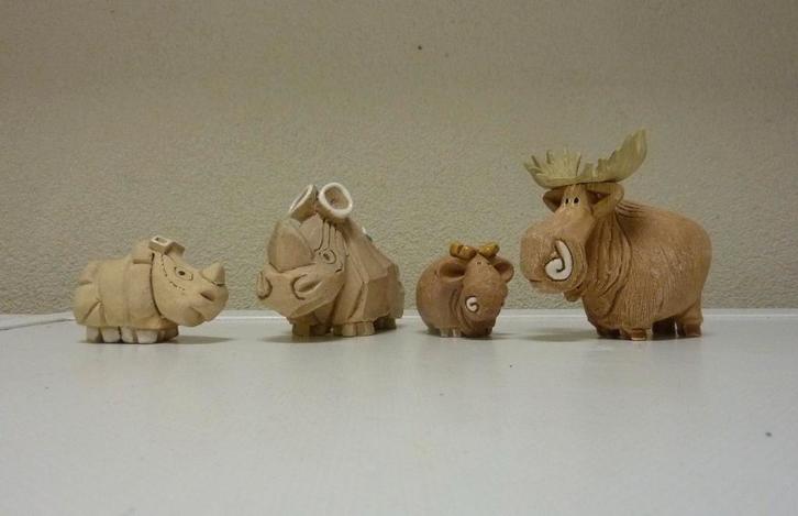 Artesania beeldjes. Neushoorn en Eland., Verzamelen, Beelden en Beeldjes, Zo goed als nieuw, Dier, Ophalen of Verzenden