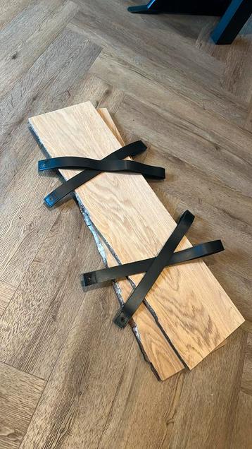 Wandplank met schors en leren plankdragers beschikbaar voor biedingen