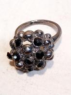 zilverkleurige ring bolletjes zwarte strass steentjes maat 2, Sieraden, Tassen en Uiterlijk, Ringen, Gebruikt, IJzer of Staal