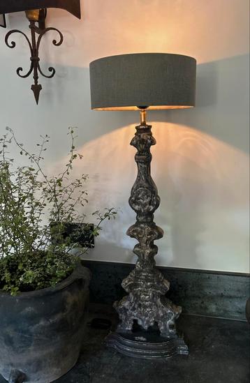 Houtsnijwerk lamp zonder de kap sober sleets imperfect beschikbaar voor biedingen