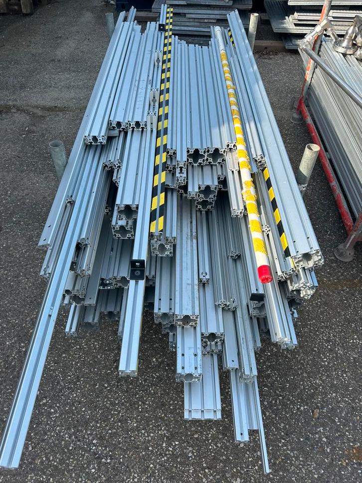Item aluminium profielen, Doe-het-zelf en Verbouw, IJzerwaren en Bevestigingsmiddelen, Zo goed als nieuw, Overige typen, 250 mm of meer