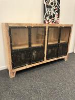 Hout dressoir /kast met stalen deuren, Huis en Inrichting, Kasten | Dressoirs, Ophalen of Verzenden, Zo goed als nieuw, 25 tot 50 cm
