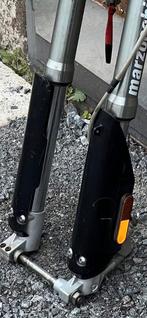 GEZOCHT! Marzocchi voorvork kapjes/ protectors Derbi, Motoren, Ophalen of Verzenden, Nieuw