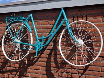 Mooi fiets aan de muur, een geweldige decoratie voor de tuin beschikbaar voor biedingen