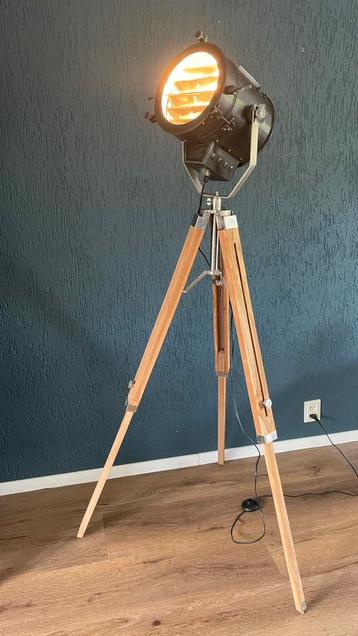 Zgan tripod vloerlamp hout met spotlight. beschikbaar voor biedingen