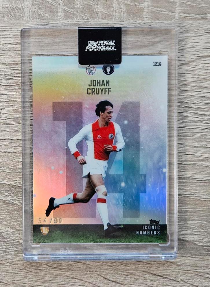 Johan Cruyff 2024-25 Topps Total Iconic Numbers /99 - Nieuw!, Verzamelen, Sportartikelen en Voetbal, Nieuw, Poster, Plaatje of Sticker