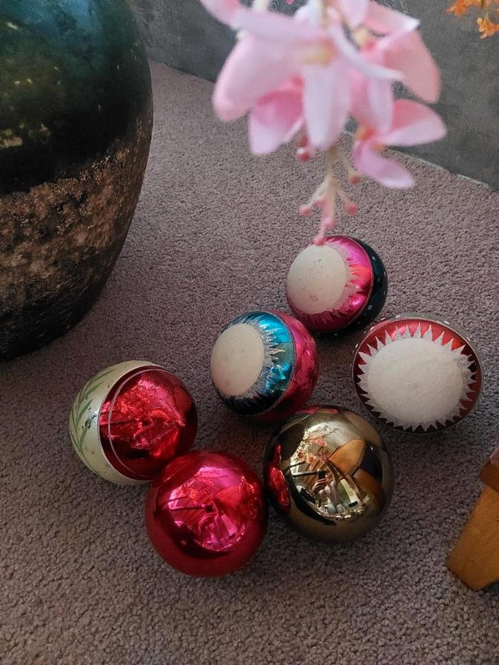 6 Grote bonte kerstballen en set van 6 zilveren grote., Diversen, Kerst, Zo goed als nieuw, Ophalen of Verzenden