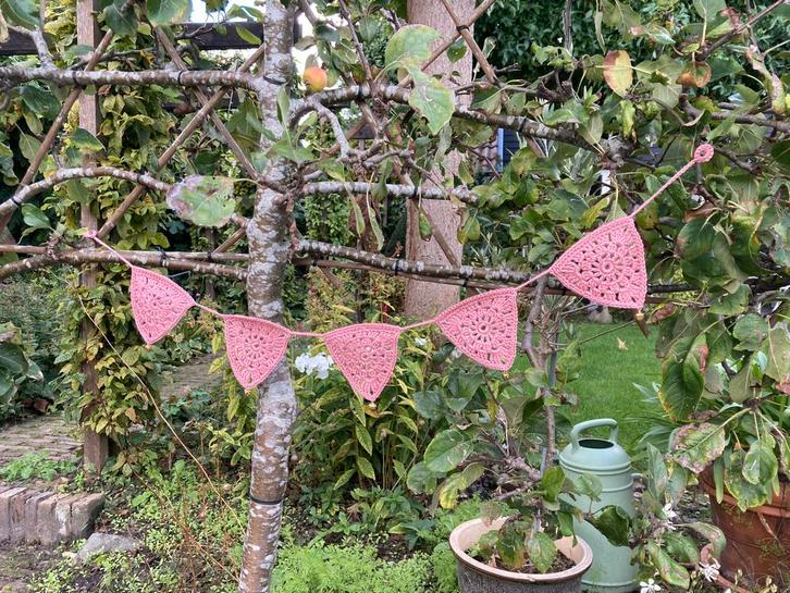 Gehaakte Vlaggenlijn Oud Roze met Belletjes, Huis en Inrichting, Woonaccessoires | Wanddecoraties, Nieuw, Ophalen of Verzenden