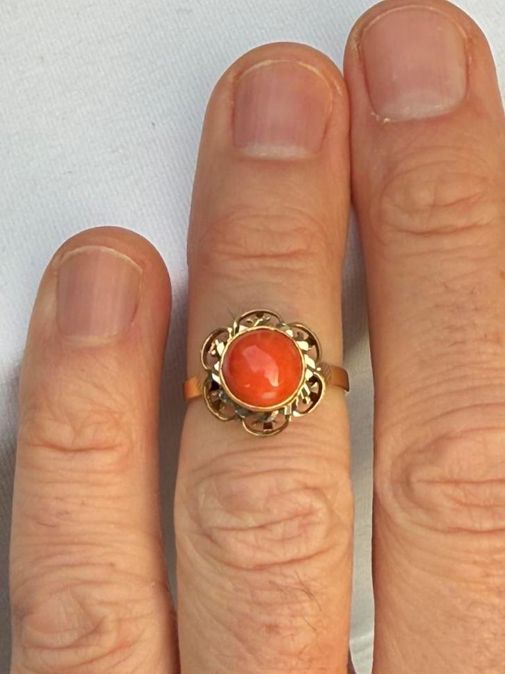 18 karaat gouden vintage ring met rode bloedkoraal/ 18,25mm, Sieraden, Tassen en Uiterlijk, Ringen, Dame, 18 tot 19, Goud, Goud