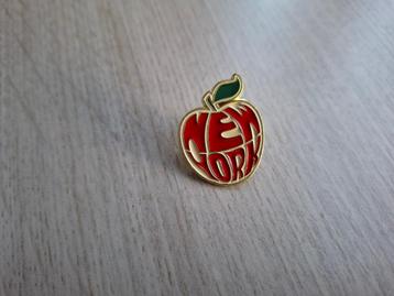 1 pin te koop van een Appel met New York erop geschreven beschikbaar voor biedingen