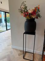 Stalen Sokkel met Vaas & Kunstbloemen, Huis en Inrichting, Ophalen, Overige materialen, 50 tot 75 cm, Zwart