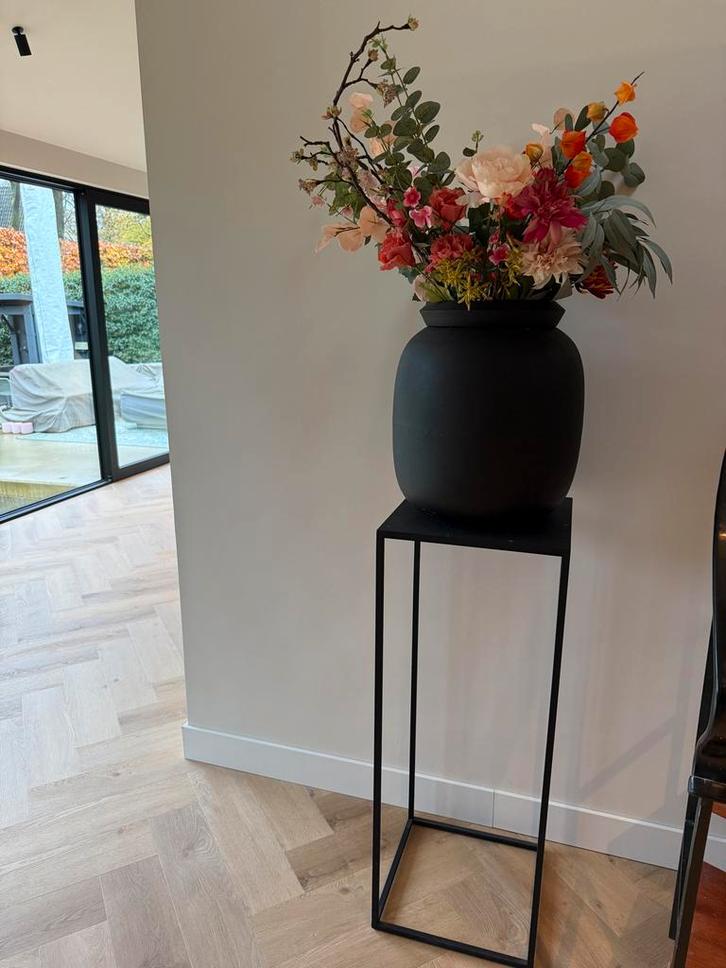 Stalen Sokkel met Vaas & Kunstbloemen, Huis en Inrichting, Woonaccessoires | Vazen, Zo goed als nieuw, Zwart, 50 tot 75 cm, Overige materialen
