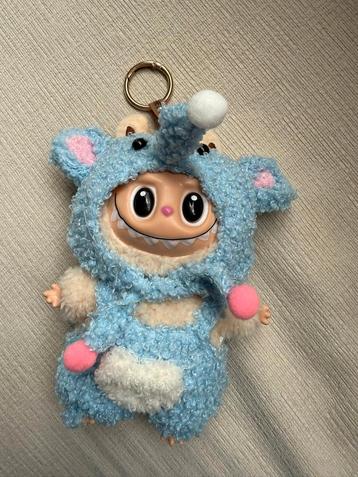 Labubu poppetje met verschillende kleding, zeldzaam.  beschikbaar voor biedingen