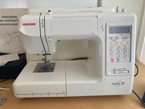 Janome Jubile 85 / 4100 - Computergestuurd - 99 steken, Hobby en Vrije tijd, Naaimachines en Toebehoren, Gebruikt, Naaimachine