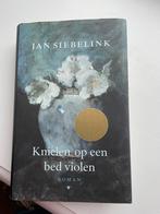 Jan Siebelink / Knielen Op Een Bed Violen, Boeken, Romans, Ophalen of Verzenden, Zo goed als nieuw, Nederland