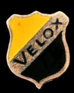Velox voetbal speld- emaille uitvoering, Verzamelen, Speldjes, Pins en Buttons, Verzenden, Zo goed als nieuw, Sport, Speldje of Pin