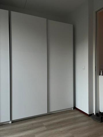 Kledingkast met schuifdeuren wit 220x150x55