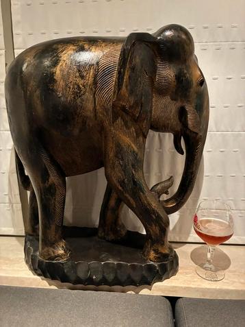 Grote houten olifant beschikbaar voor biedingen