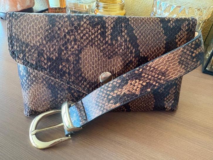 Snake belt bag / etui pouch, Sieraden, Tassen en Uiterlijk, Tassen | Damestassen, Gebruikt, Avondtasje, Bruin, Ophalen of Verzenden