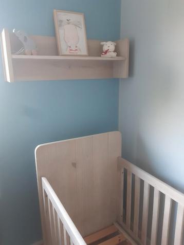 Babybedje met plank beschikbaar voor biedingen