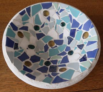 Pottenbakken - Mooie schervenschaal met knikkers ingebakken beschikbaar voor biedingen