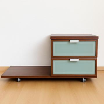 Houten ladekastje met glas & wieltjes beschikbaar voor biedingen