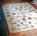 Hansgeknoopt wollen vloerkleed., Ophalen, Minder dan 10 m², Wit, Scandinavisch gekleurde patronen.