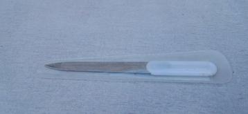 Nagelvijl met beschermhoes beschikbaar voor biedingen