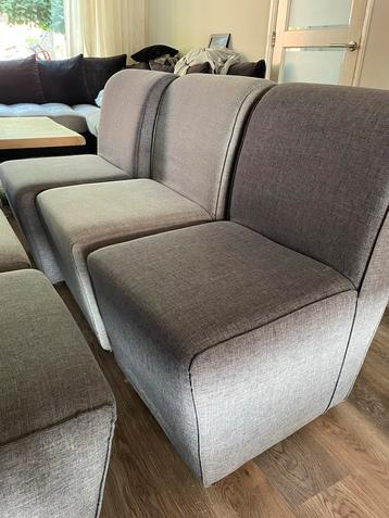 6 Grijze Eetkamerstoelen met Wieltjes beschikbaar voor biedingen