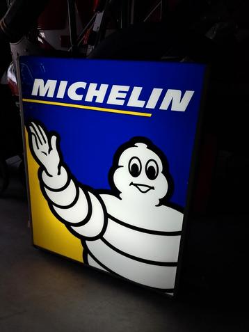 Mooie Michelin Lichtbak 1 zijdig, Hoogte 104 cm breedte 83cm beschikbaar voor biedingen