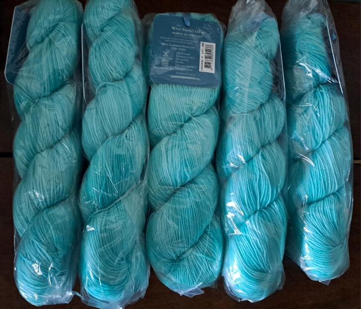 Nieuw 5 stuks strengen 100% Superwash Merino Yarn wol Nr. 13, Hobby en Vrije tijd, Breien en Haken, Nieuw, Breien of Haken, Wol of Garen