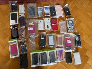 Lot / set van ongeveer 100 diverse telefoonhoesjes beschikbaar voor biedingen