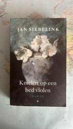 Jan Siebelink - Knielen op een bed violen, Jan Siebelink, Ophalen of Verzenden, Zo goed als nieuw, Nederland