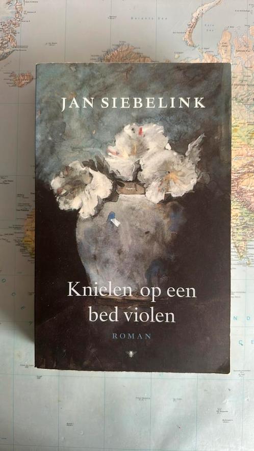 Jan Siebelink - Knielen op een bed violen, Boeken, Literatuur, Zo goed als nieuw, Nederland, Ophalen of Verzenden