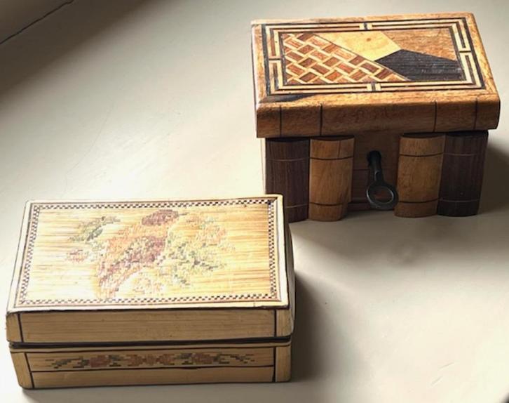 VOLKSKUNST; MARQUETERIE DOOSJE EN DOOSJE GEVLOCHTEN RIET, Antiek en Kunst, Curiosa en Brocante, Verzenden