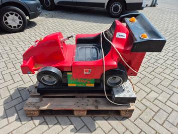 Kiddie ride racewagen. beschikbaar voor biedingen