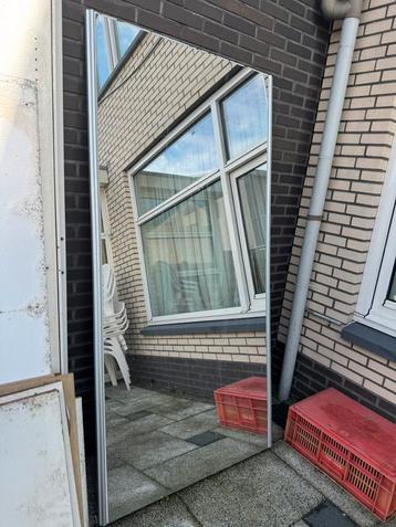 kast spiegel met wielen beschikbaar voor biedingen