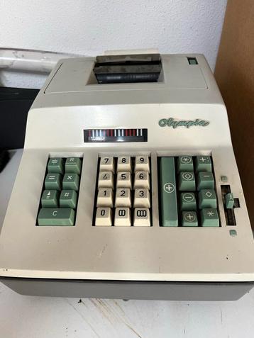 Antieke rekenmachine Olympia beschikbaar voor biedingen