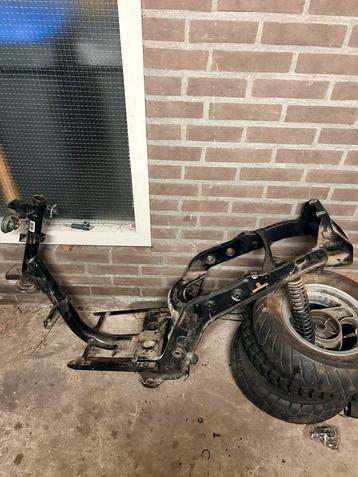 Zip 2000 Frame - BJ 2004  - Duitse Papieren beschikbaar voor biedingen