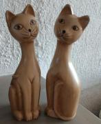 Twee katten Aardewerk beige bruin, Verzamelen, Beelden en Beeldjes, Ophalen of Verzenden, Zo goed als nieuw, Dier