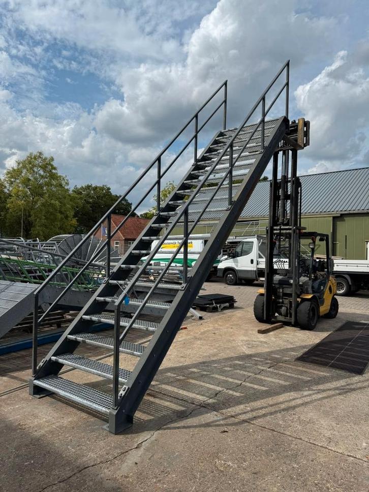 Stalen trap grijs. Hoog 4,0 mtr. Nob123, Doe-het-zelf en Verbouw, Ladders en Trappen, Zo goed als nieuw, 2 tot 4 meter, Ophalen