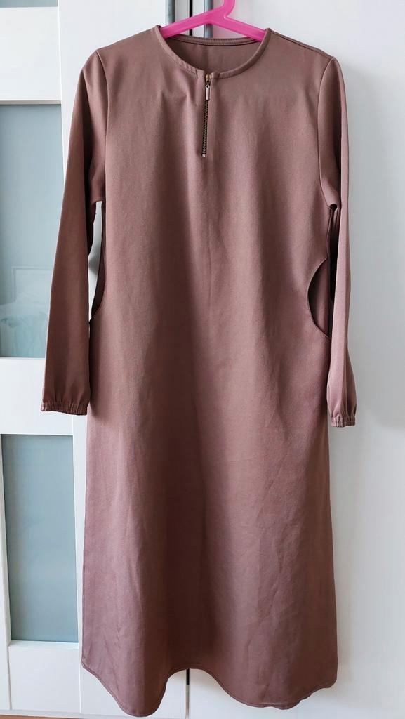 Prachtige taupe kinder abaya met rits en zakken, Kinderen en Baby's, Kinderkleding | Maat 122, Zo goed als nieuw, Jongen of Meisje